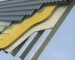 Наружная изоляция крыши над балками с использованием Elastopor H